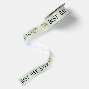 Bester Tag überhaupt Text mit goldenen Ringen auf  Satinband