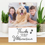 Bester Tierarzt für Haustiere Foto Veterinärmedizi Dankeskarte<br><div class="desc">"Danke" an Ihren wunderbaren Tierarzt mit einer niedlichen personalisierten Haustier-Fotokarte von Hund oder Katze! "Danke, dass du der beste Tierarzt bist!" Personalisieren Sie mit dem Namen und dem Lieblings-Foto des Hundes. Personalisieren Sie die Innenseite mit Ihrer speziellen Nachricht oder löschen Sie, um Handschrift. Diese berufliche Veterinärmedizin-Karte eignet sich hervorragend für...</div>