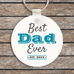 Bester Vater je Grafik Cool Moderne Blaue Typograf Schlüsselanhänger<br><div class="desc">"Bester Vater je." Lass Vater weiß, was du wirklich von ihm hältst. Coole, moderne dunkelgraue und aquamarin blaue Typografie überlagern einen weißen Hintergrund. Mit dem Jahr, in dem er zum Vater des perfekten, personalisierten Sake-Schlüsselanhängers wurde, den er jeden Tag benutzen wird, wird er individuell zugeschnitten. Dieser Schlüsselanhänger ist in kleinen...</div>