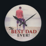 Bester Vater je Moderne Typografie Vatertag Foto Runde Wanduhr<br><div class="desc">Bester Vater je Moderne Typografie Vatertag Foto Rundschau. Modernes Design mit Text in Schwarz und Rot. Der Text überlagert das volle Foto - fügen Sie Ihr Lieblings-Foto und machen Sie ein einzigartiges Geschenk für einen Vater,  neuen Vater oder Großvater für Vatertag,  Geburtstag oder Weihnachten. Ist ein süßer Sake.</div>