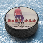 Bester Vater je Moderne Typografie Volles Foto Eishockey Puck<br><div class="desc">Bester Vater je Moderne Typografie Full Foto Hockey Puck. Der Text ist eine trendige schwarz-rote Typografie und überlagert das ganze Foto. Fügen Sie Ihr Lieblings-Foto hinzu und personalisieren Sie die süße Nachricht mit Ihren Namen und Jahr. Dieser moderne, personalisierte Hockeypuck ist ein perfektes Sake-Geschenk für einen Papa oder einen neuen...</div>