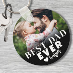 Bester Vater je Personalisiertes Foto Schlüsselanhänger<br><div class="desc">Bester Vater je Personalisiert Foto Schlüsselanhänger. Dieser personalisierte "Best Vater Ever" Schlüsselanhänger ist ein bedeutsamer Sake, der Vater und seine einzigartige Rolle überall dort feiern soll, wo er hingeht. Mit fett gedruckter, moderner Typografie bietet es "Bester Vater je" mit der Option, für Golffans zu "Bester Vater per Par" zu wechseln,...</div>