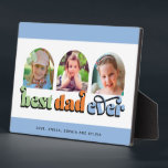 Bester Vater je Retro Text 3 Fotos Fotoplatte<br><div class="desc">Diese Plakette ist ein wunderbares Geschenk für Papa! Das Design besteht aus drei gewölbten Fotos mit dem Retrotext "bester Papa je". Personalisieren Sie die Namen der Kinder.</div>