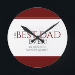 Bester Vater je Roter Schwarzer Vatertag Runde Wanduhr<br><div class="desc">Moderner Bester Vater je Rot Schwarz Vatertag Uhr. Das Design hat moderne Typografie in Schwarz und Rot und elegante dunkelrote Streifen. Personalisieren Sie Ihre Namen. Großartiges Geschenk und Sake für einen Vater oder Großvater zum Geburtstag oder Geburtstag des Vaters.</div>