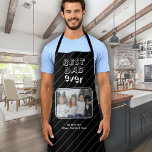 Bester Vater je Schwarz Benutzerdefiniertes Foto K Schürze<br><div class="desc">Bester Vater je schwarz benutzerdefiniertes Foto Keepake Schürze. Machen Sie eine personalisierte Schürze für den besten Vater aller Zeiten. Weiße, moderne Typografie auf schwarzem Hintergrund mit Streifen. Fügen Sie Ihr Lieblings-Foto hinzu und passen Sie den Text mit Ihren Namen an. Sie können jeden Text auf der Schürze ändern. Ein schöner...</div>
