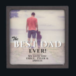 Bester Vater je Vater Vater Tag Vater Volles Foto Kiste<br><div class="desc">Bester Vater je Vatertag Vater Volles Foto Geschenkboxen. Das Design hat moderne Typografie in Schwarz-Weiß-Farben und überlagert das ganze Foto. Fügen Sie Ihre Namen und Ihr Foto hinzu. Großartiges Geschenk für einen Vater oder Großvater zum Vatertag,  Geburtstag oder Weihnachten.</div>