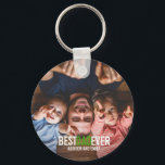 Bester Vater je Vatertag Foto Schlüsselanhänger<br><div class="desc">Personalisieren Sie den benutzerdefinierten Text oben. Weitere Koordinierungsaufgaben finden Sie in unserer Kollektion "Bester Vater je". ***BITTE BEACHTEN SIE: DAS GESAMTE WORT IST ERFORDERLICH. Sie können die Wörter ändern (z.B. von VATER zu POP) und auch die Textfarbe ändern. Bei Elementen mit farbigem Hintergrund können Sie auch die Farbe so ändern,...</div>