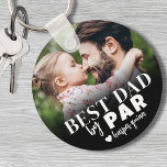 Bester Vater nach Par Foto Schlüsselanhänger<br><div class="desc">Dieser personalisierte Schlüsselanhänger ist ein perfekter Weg, um das "Beste Vater von Par." zu feiern. Das Design zeichnet sich durch einen feinen Mix aus Typografie und Skript-Schriftart aus und schafft so eine stilvolle und aussagekräftige Botschaft. Ein schwarzer Farbverlauf unten verblasst in ein anpassbares Foto, das den Spender, einen Vater mit...</div>