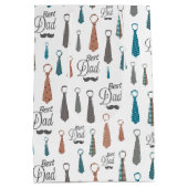 Bester Vater Stil: Ein Tied & True Tribute Mittlere Geschenktüte (Rückseite)