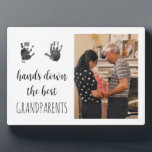 Bestes Grandeltern-Handprint-Foto Fotoplatte<br><div class="desc">Ein süßes Geschenk für Großeltern! Diese Foto-Plakette wird zu einem Sake-Stück. Fügen Sie die Handdrucke Ihres Kindes hinzu,  indem Sie ein Bild der Drucke machen,  den Hintergrund mit einer Seite wie remove.bg oder canva entfernen und mithilfe der Personalisierungsfunktion auf Zazzle hochladen.</div>
