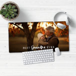 Bestes Grandpa-Granparent-Foto Schreibtischunterlage<br><div class="desc">Moderne beste Opa oder Großeltern Foto Mouse Pad Desk Mat. Fügen Sie Ihr Lieblings-Foto und Text für ein lustiges personalisiertes Design! Bitte kontaktieren Sie uns unter cedarandstring@gmail.com ,  wenn Sie Hilfe beim Design oder den passenden Produkten benötigen.</div>
