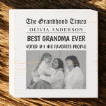 Bestes Oma je Custom Newspaper Headline Foto Holzkisten Schild<br><div class="desc">Machen Sie Oma’s Day mit diesem herzlichen Holzkastenschild, das wie eine Titelzeitung gestaltet ist! Mit der kühnen Schlagzeile: "The Grand Times - Best Oma Ever - Voted #1 by Seiner Favorite People", beinhaltet dieses Design Platz für ihren Namen und ein beliebtes Foto, das die Geschichte zum Leben erweckt. Dieses rustikale...</div>