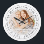 Bestes Oma je Modernes Klassisches Foto Große Wanduhr<br><div class="desc">Dieses einfache und klassische Design besteht aus Serifentypografie und fügen ein individuelles Foto. "Best Oma Ever" umkreist das Foto Ihrer Großmutter,  Gramma,  Großmutter,  Großmutter,  Großmutter,  Mäh,  Lola etc.</div>