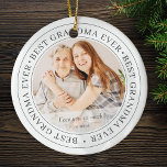 Bestes Oma je Modernes Klassisches Foto Keramik Ornament<br><div class="desc">Dieses einfache und klassische Design besteht aus Serifentypografie und fügt ein benutzerdefiniertes Foto hinzu. "Beste Oma Ever" umkreist das Foto Ihrer Oma,  Gramma,  Großmutter,  Großmutter,  Großmutter,  Mäh,  Lola etc.</div>