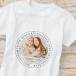 Bestes Oma je Modernes Klassisches Foto T-Shirt<br><div class="desc">Dieses einfache und klassische Design besteht aus Serifentypografie und fügt ein benutzerdefiniertes Foto hinzu. "Beste Oma Ever" umkreist das Foto Ihrer Oma,  Gramma,  Großmutter,  Großmutter,  Großmutter,  Mäh,  Lola etc.</div>