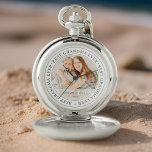 Bestes Oma je Modernes Klassisches Foto Taschenuhr<br><div class="desc">Dieses einfache und klassische Design besteht aus Serifentypografie und fügt ein benutzerdefiniertes Foto hinzu. "Beste Oma Ever" umkreist das Foto Ihrer Oma,  Gramma,  Großmutter,  Großmutter,  Großmutter,  Mäh,  Lola etc.</div>