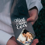 Bestes Papa-Geschenk von Daughter Krawatte<br><div class="desc">Erinnern Sie sich an Ihren Hochzeitstag an den verliebten Kleinen,  den er einst war,  indem Sie ihm diese personalisierte Krawatte des Brautvaters mit Ihnen,  Ihrem Vater und Ihrem Foto in der Kindheit geben. Erstaunen Sie ihn auch mit dieser süßen Geste als Vatertagsgeschenk</div>
