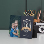 Bestes Pappy Par | Golf Opa Foto Fotoplatte<br><div class="desc">Feiern Sie einen golfliebenden Großvater an diesem Vatertag oder Großelterntag mit dieser phantastischen,  maßgeschneiderten Foto-Plakette. Im Design steht ein golfthematisches Abzeichen mit den Worten "Best Pappy By Par" mit grünen Lorbeeren und einer Golftasche,  neben einem Foto seiner Enkel. Personalisieren Sie Ihre Daten mit Namen oder einer benutzerdefinierten Nachricht.</div>