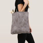 bestickte Blume und Blätter auf braunem Hintergrun Tasche (Von Nahem)