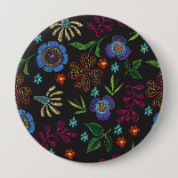 bestickte Brosche mit Blume auf schwarzem Untergru