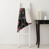 bestickte Datura-Blume: Botanische Kunst Sherpadecke (Beispiel)