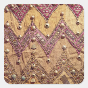 bestickte Stoffpartie mit Goldplaketten Quadratischer Aufkleber