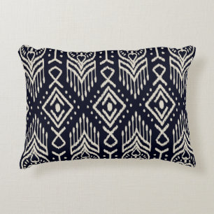 Besticktes Ikat-Gewebe: Ethnisches Eleganz. Dekokissen