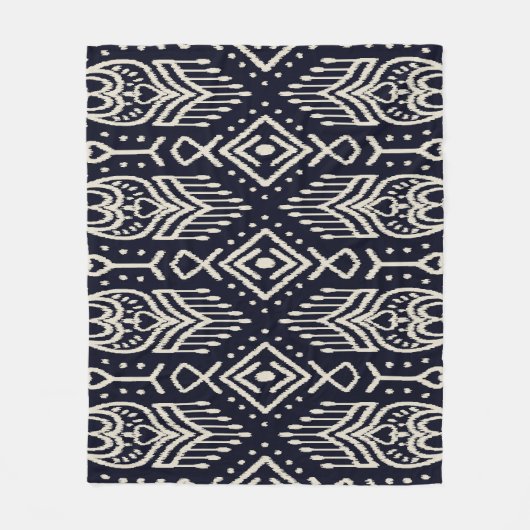 Besticktes Ikat-Gewebe: Ethnisches Eleganz. Fleecedecke (Vorderseite)