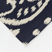 Besticktes Ikat-Gewebe: Ethnisches Eleganz. Fleecedecke (Ecke)