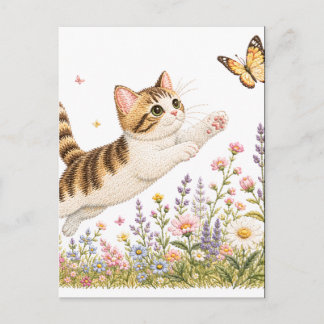 Besticktes Kätzchen jagt Schmetterling in Wildblum Postkarte