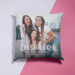 Bestie Trendy Typografie 2 Foto Keepake Kissen<br><div class="desc">Mit diesem niedlichen 2 x Foto Kissen mit "besties" in trendig transparenten Schriftzeichen am unteren Ende mit Namen und Namen feiern Sie Ihre Freundschaft.</div>