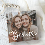 Besties best friends individuellen Namens Foto Schlüsselanhänger<br><div class="desc">Schlüsselanhänger mit Ihrem benutzerdefinierten Foto und dem Text "Besties" mit individuellen Namen unten.</div>