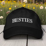 Besties Best Friends Moderne Typografie Custom Bestickte Baseballkappe<br><div class="desc">Besties Best Friends Moderne Typografie Custom bestickte Baseball Cap mit dem einfachen modernen bestickten Text "Besties". Perfekt als Geschenk für Cousin,  Schwester,  Mutter und mehr. Erstellt von Evco Studio www.zazzle.com/store/evcostudio</div>
