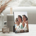 Besties | Best Friends Overlay & Names Foto Fotoplatte<br><div class="desc">Feiern Sie Ihre Bindung mit Ihrer besten Freundin mit dieser hübschen Foto-Plakette mit Ihrem bevorzugten vertikalen Foto mit "besties" in weißer Schrift. Personalisieren Sie Ihre Namen unten oder eine spezielle Nachricht.</div>