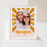 Besties | Boho Retro Sun und Foto Die besten Freun Poster<br><div class="desc">Dieses trendige und bohobige Poster ist mit einem orangefarbenen Retrotext mit "besties" und einer Vintagen Farbgrafik der Sonnenstrahlen hinter dem Foto in Orange- und Gelbtönen auf sanftem,  blütendem Hintergrund gestaltet.</div>