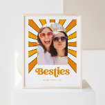 Besties | Boho Retro Sun und Foto Die besten Freun Poster<br><div class="desc">Dieses trendige und schicke Poster mit orangefarbenem Retrotext,  der "besties" sagt,  und einer Vintagen Grafik der Sonnenstrahlen hinter dem Foto in Orange- und Gelbtönen auf weißem Hintergrund.</div>