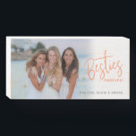 Besties Forever Best Friends Orange Foto Holzkisten Schild<br><div class="desc">Dieses niedliche Holzkastenschild ist ein perfektes Geschenk für jeden guten Freund! Das Design ist mit einem horizontalen Foto und einem orangefarbenen handgeschriebenen Text versehen: Bestie für immer. Personalisieren Sie dieses Schlüsselgeschenk mit Namen der besten Freunde.</div>