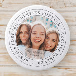 Besties Forever BESTE FREUNDIN Einfaches modernes  Button<br><div class="desc">Dieses einfache und klassische Design besteht aus Serifentypografie und fügt ein benutzerdefiniertes Foto hinzu. "Besties Forever" umkreist das Foto Ihrer Freunde</div>