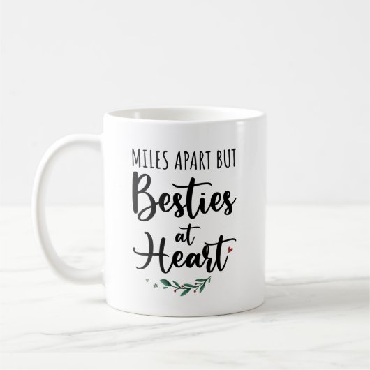 Besties Gift - Meilen außer Besties im Herzen Kaffeetasse (Links)