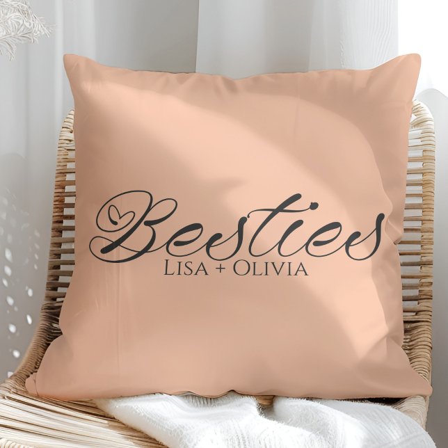 Besties Peach Fuzz Individuelle Name Bester Freund Kissen (Besties Peach Fuzz Custom Name Best Friend Throw Pillow on a sunny rattan chair.)