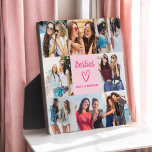 Besties Pink Geschenk für Freunde Foto Collage Fotoplatte<br><div class="desc">Das Besties Script-Geschenk für Friends Foto Collage ist ein perfekter Weg, um Ihre nahe Freundschaft zu ehren. Diese personalisierte Plakette mit dem Wort "Besties" in einem stilvollen Schriftzeichen ermöglicht es Ihnen, Ihre Lieblingslieder zusammen zu präsentieren und so einen einzigartigen und bedeutungsvollen Sake zu schaffen. Ideal für Geburtstage, Feiertage oder einfach...</div>