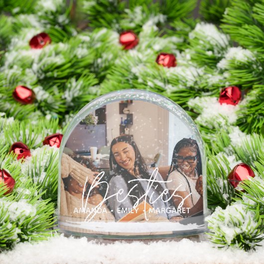 Besties Simple Modern Script Zwei Fotos Schneekugeln (Weihnachten)
