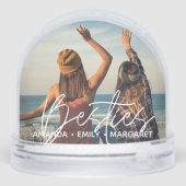 Besties Simple Modern Script Zwei Fotos Schneekugeln (Rückseite)