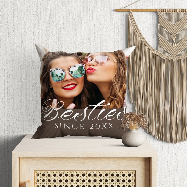 ‚Besties Since‘ Custom Foto Chic Kissen ("Besties Since" Custom Photo Chic Throw Pillow in a boho room with macramé.)