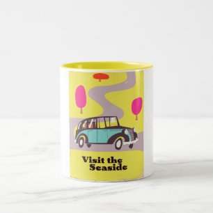 Besuchen Sie das Seaside Oldtimer-Autoplakat Zweifarbige Tasse