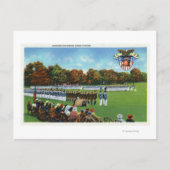 Besucher bei der Überprüfung einer Kleiderparade Postkarte (Vorderseite)