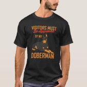Besucher müssen von Doberman Dog Pinscher zugelass T-Shirt (Vorderseite)