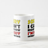 Besy stellt lustige Mug oder Reisemugge vor Kaffeetasse (Mittel)