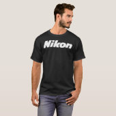 BET-VERKÄUFER Nikon Logo Merchandise Essential T-Shirt (Vorne ganz)