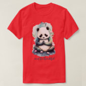 Bete und sei dankbar für Yoga Panda T-Shirt (Design vorne)